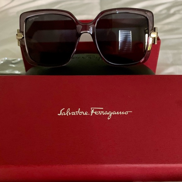 💜SOLD💜GORGEOUS SALVATORE FERRAGAMO SUNGLASSES - Picture 6 of 7